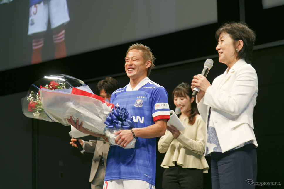 横浜F・マリノス仲川輝人選手(左)、日産自動車副社長 星野朝子氏(右)