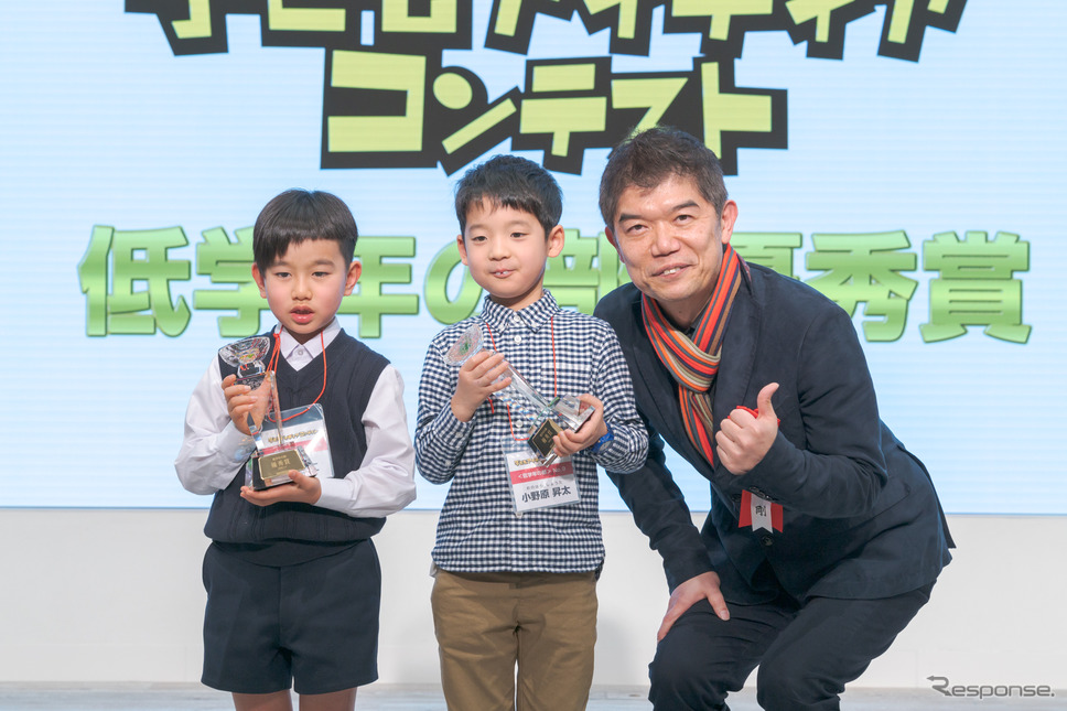 優秀賞 低学年の部「土の中が見えるメガネ」小野原昇太さん「がいらいしゅをたべる ぺこぺこ へびくん」齊木海仁さん《撮影 関口敬文》