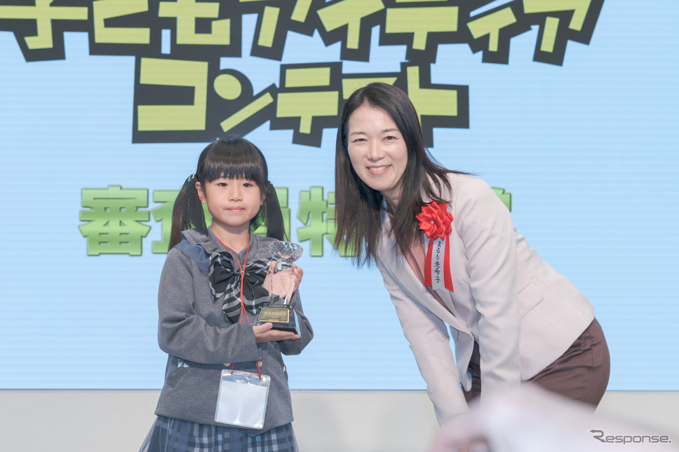 審査員特別賞 まるも亜希子氏「はこびたい物すぐはこボール」古堅琉美花さん《撮影 関口敬文》