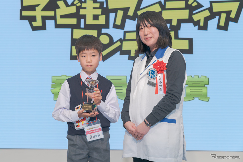 審査員特別賞 八田愛理奈氏「災害救助コピーロボット「コピ助」」南誠史郎さん《撮影 関口敬文》