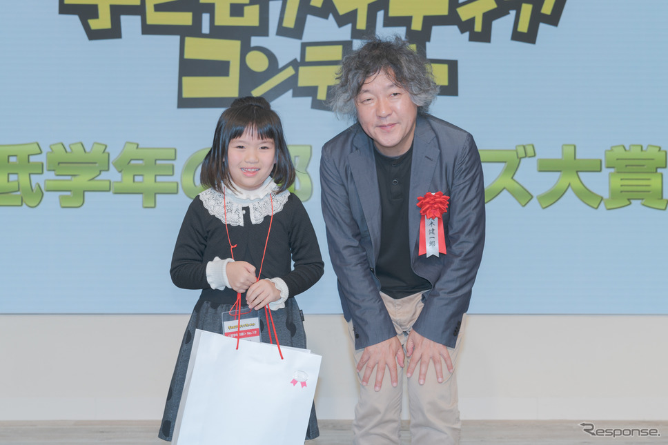 キッズ大賞 低学年の部「よぞらをはしるお祭りれっ車」諸岡明莉さん《撮影 関口敬文》