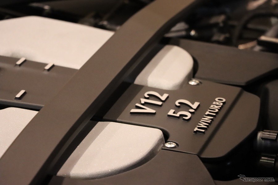 V12気筒をめでられることだけでももはやこのクルマの価値がある。《撮影:中込健太郎》