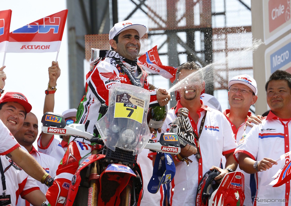 2015年大会、ホンダで二輪総合2位となったときの#7 ゴンサルヴェス選手。《写真提供 Honda》