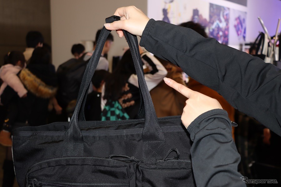 たっぷり入るバッグは丈夫で使い勝手が良い。撮影：中込健太郎