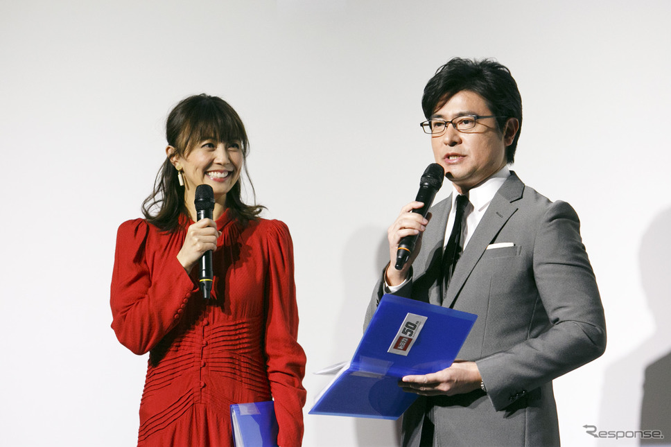 フリーアナウンサー安東弘樹氏(右)、小林麻耶氏(左)《撮影 佐藤隆博》