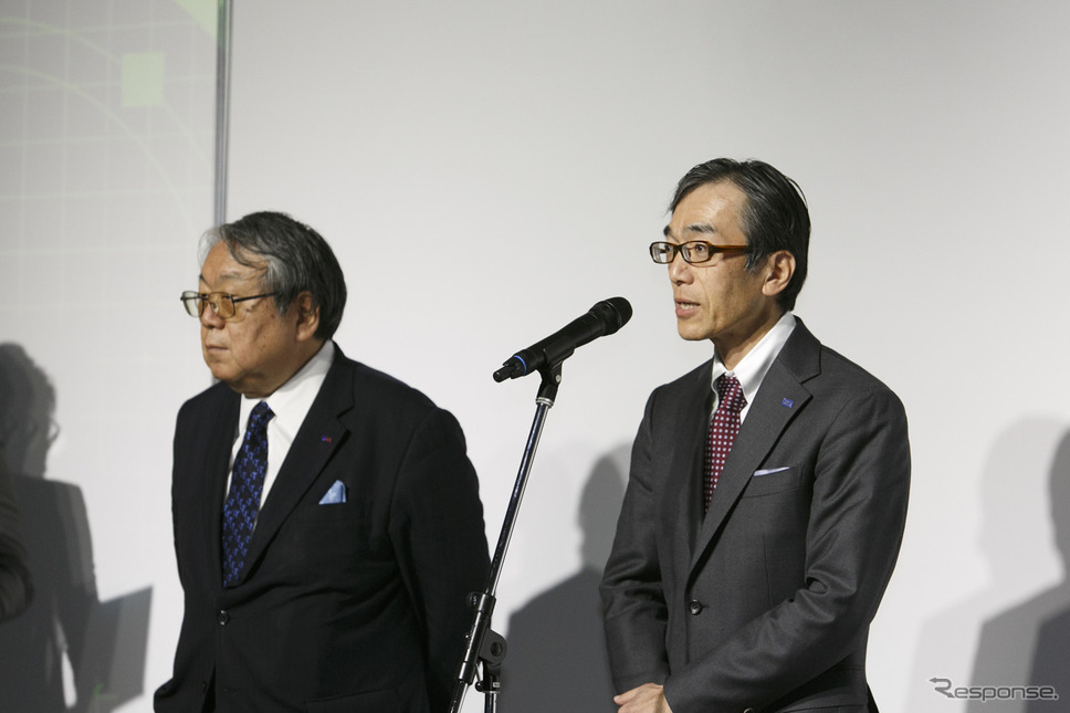タカラトミー 代表取締役社長の小島一洋さん（右）、テレビ大阪 代表取締役社長の田中信行さん（左）《撮影 佐藤隆博》