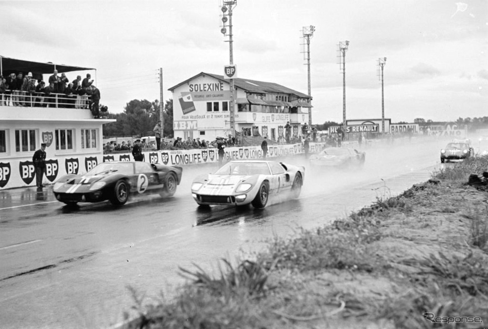 1966年ルマンの最終ラップ。写真中央1号車がマイルズ車。　《photo (c) Getty Images》