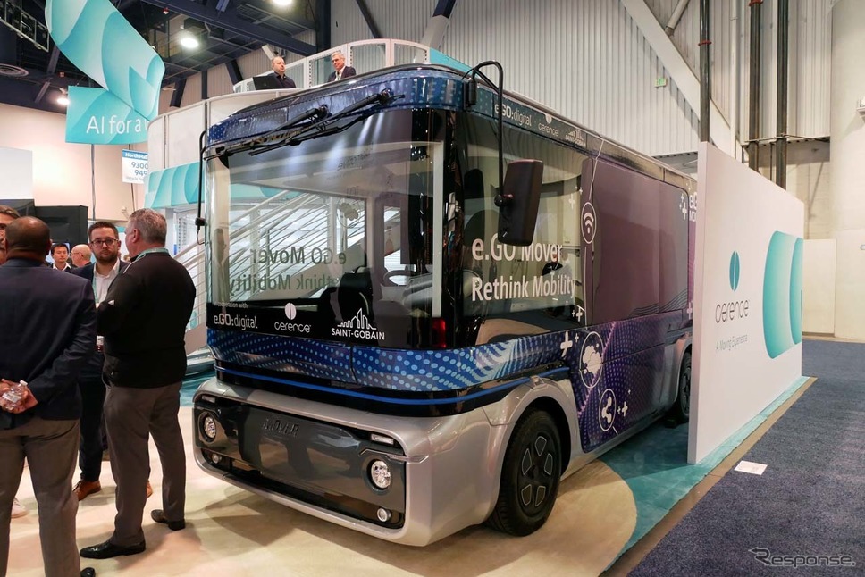 自動運転EVバス「e.GO Mover」は他言語に自動対応できるのが最大のポイント《撮影 会田肇》