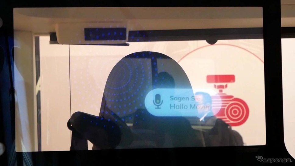 運転席後ろのディスプレイにも透明スクリーン技術は使われていた《撮影 会田肇》
