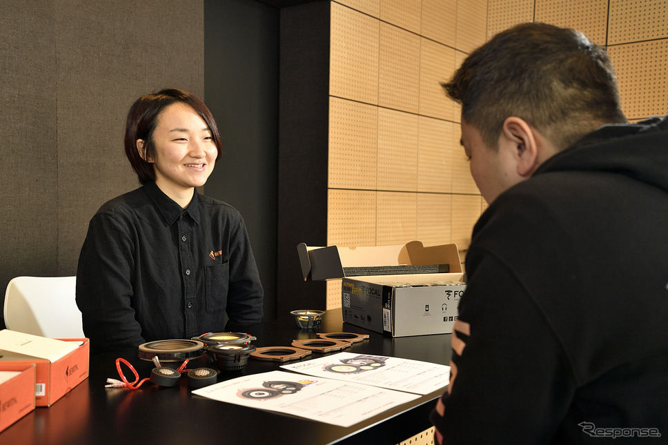 店舗スタッフから製品や作業内容の説明が丁寧にされる《PHOTO:雪岡直樹》