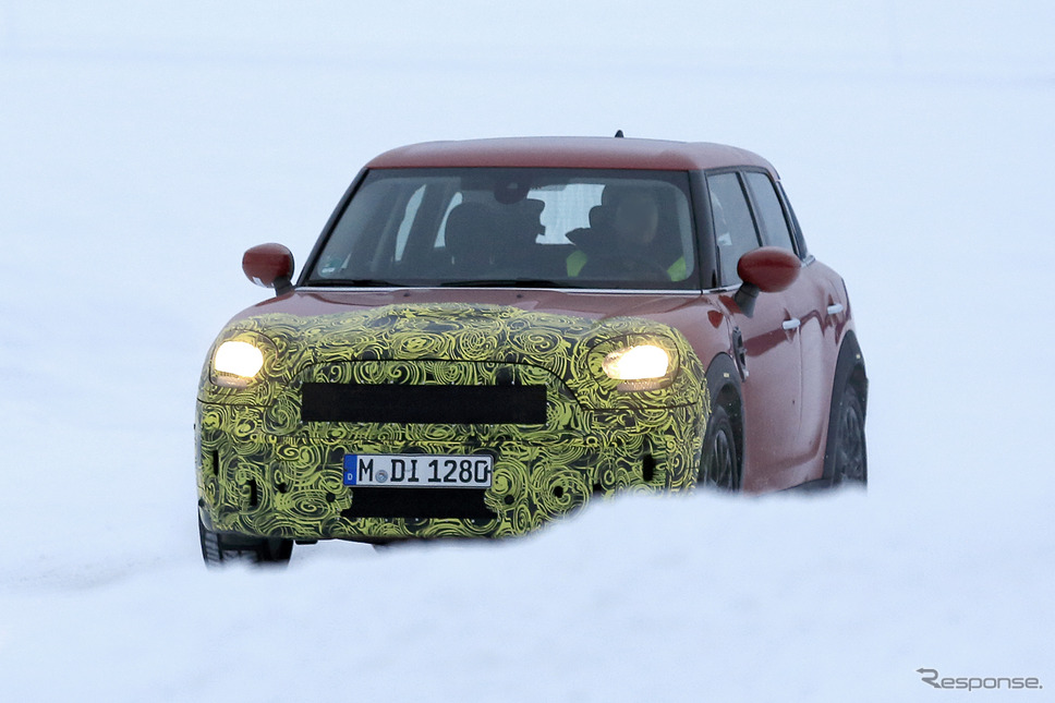 MINI クロスオーバー 改良新型プロトタイプ スクープ写真《APOLLO NEWS SERVICE》