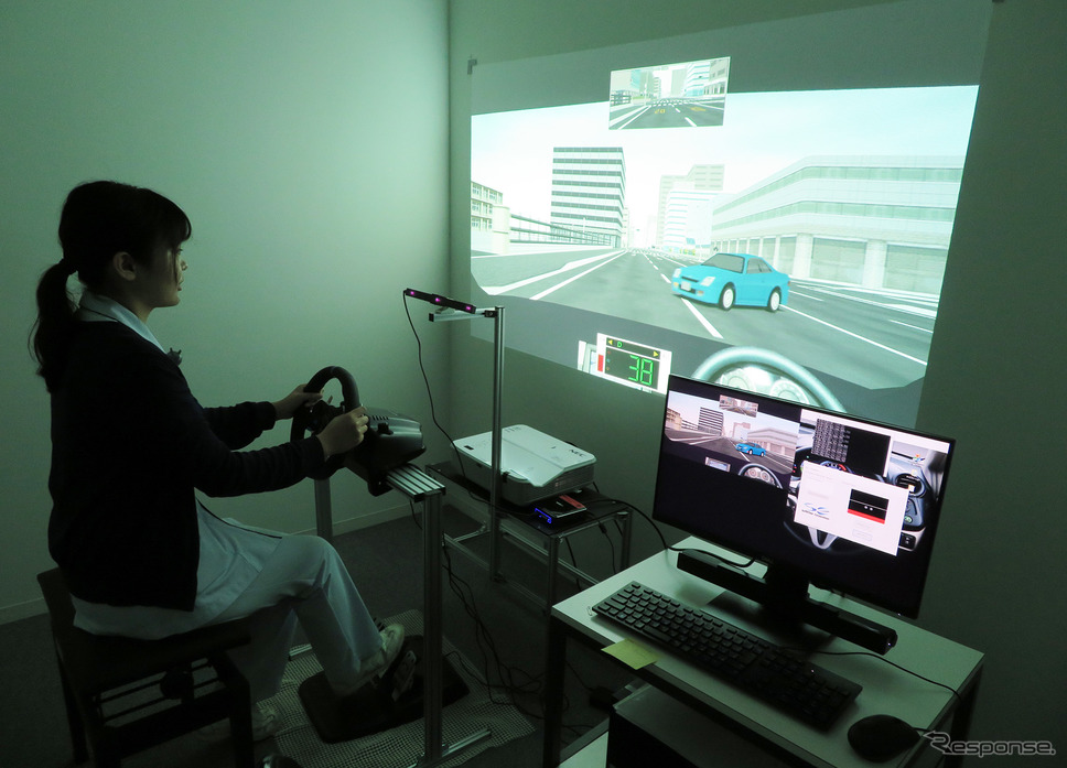 運転外来の様子。モデルは、このドライビングシミュレータの検査をサポートする視能訓練士さんにお願いしました。《撮影 岩貞るみこ》