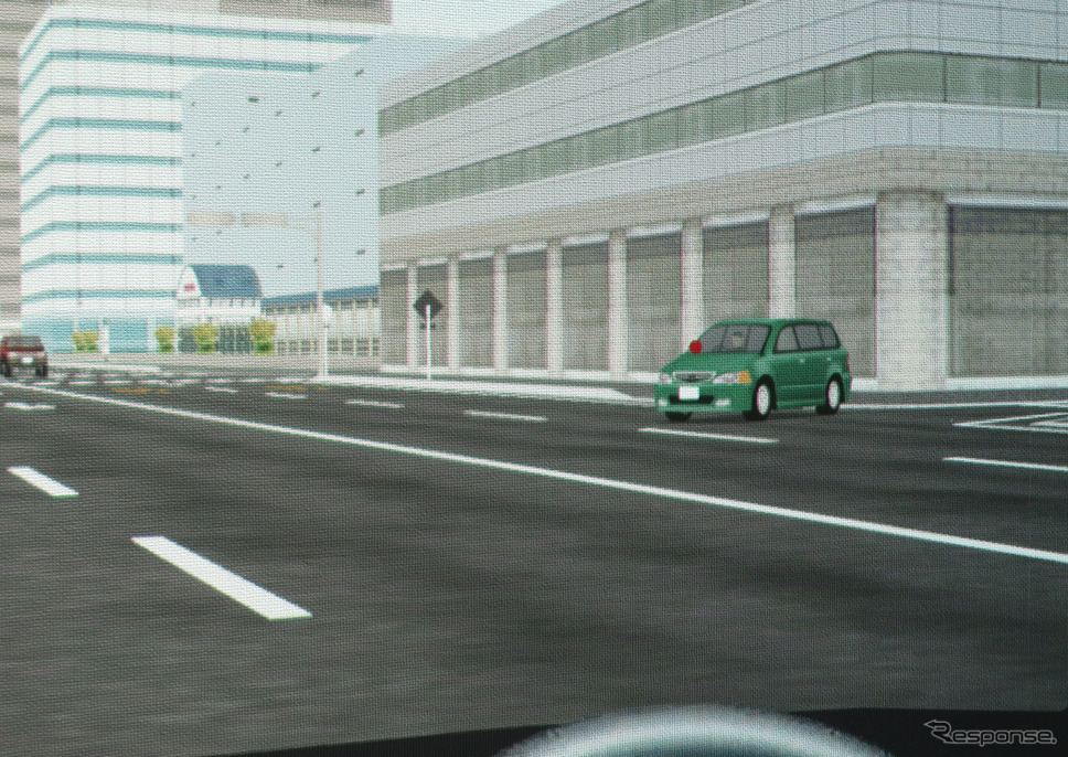 アイトラッカーでキャッチした視線を、画面上に赤丸で表示。運転しているあいだの映像はすべて記録され、終了後に國松先生といっしょに見ながら確認できる。《撮影 岩貞るみこ》