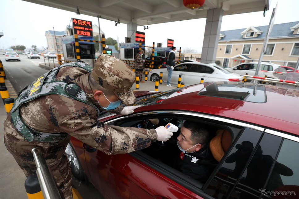 武漢市の高速道路料金所で行われている検温《photo (c) Getty Images》