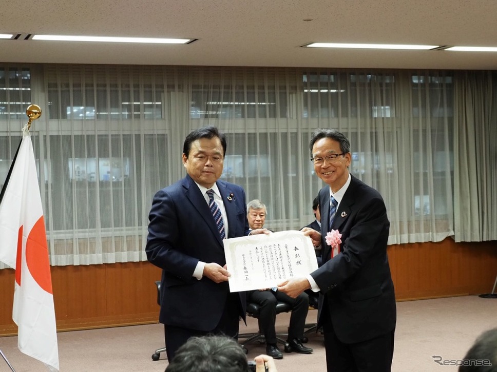 授賞式の様子(左から赤羽一嘉国土交通大臣、MFTBC 松永和夫会長)《画像:三菱ふそうトラック・バス》