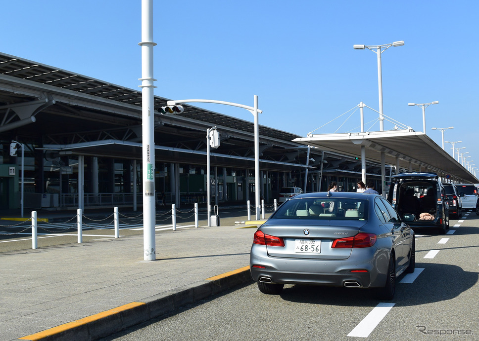 BMW 523d M Sport。大阪・関西国際空港にて。《撮影 井元康一郎》
