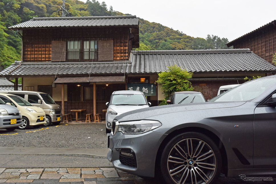 BMW 523d M Sport。静岡の旧東海道、宇津ノ谷宿にて。《撮影 井元康一郎》