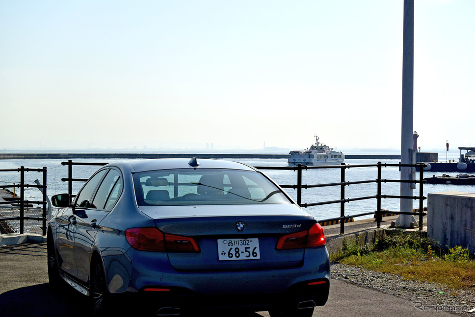 BMW 523d M Sport。大阪・関空近くの堤防にて。《撮影 井元康一郎》