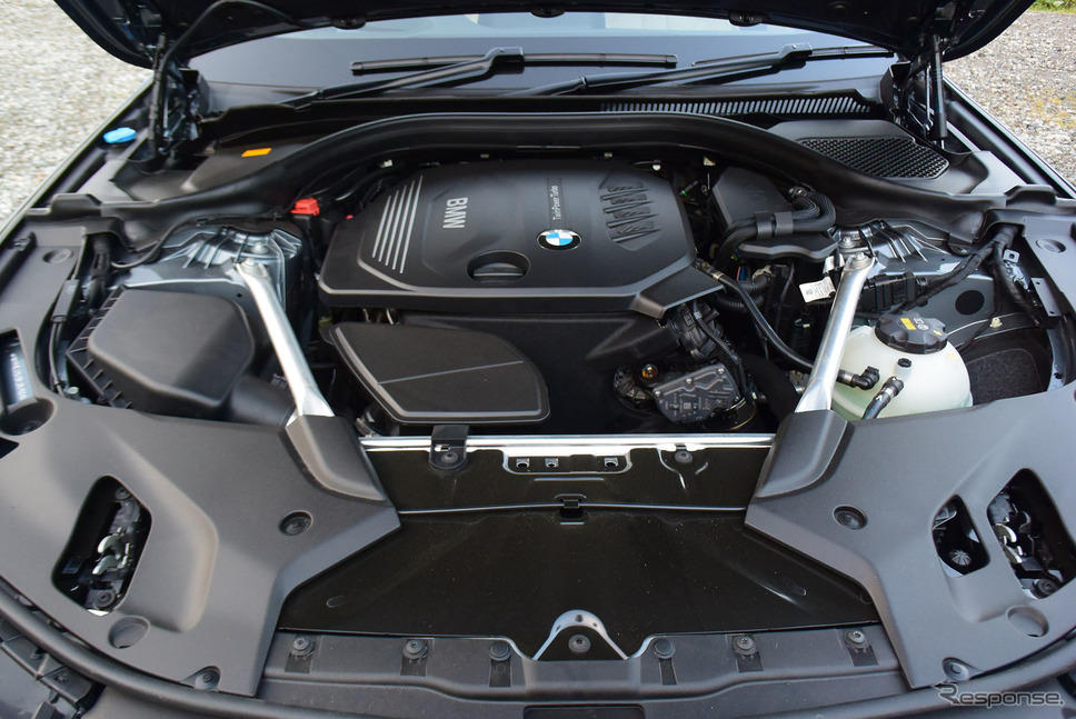 BMW 523d M Sportのエンジンルーム全景。《撮影 井元康一郎》