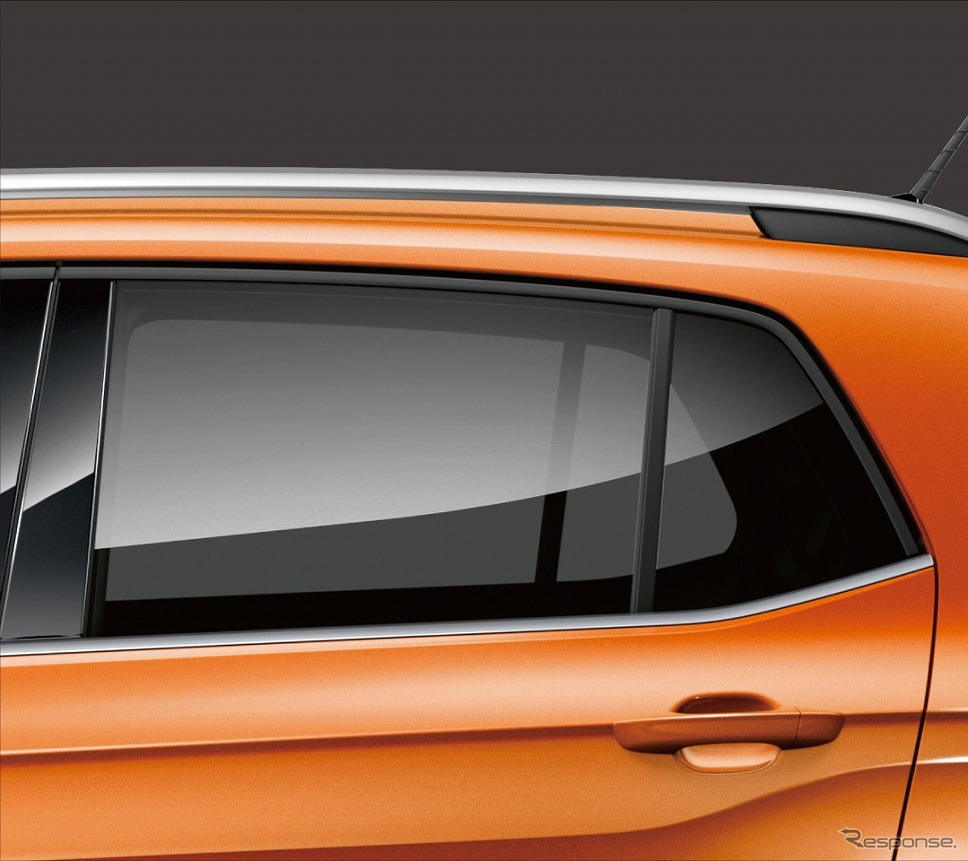 VW Tクロス ダークティンテッドガラス（リヤ/リヤ左右、UVカット機能付）《画像：フォルクスワーゲングループジャパン》
