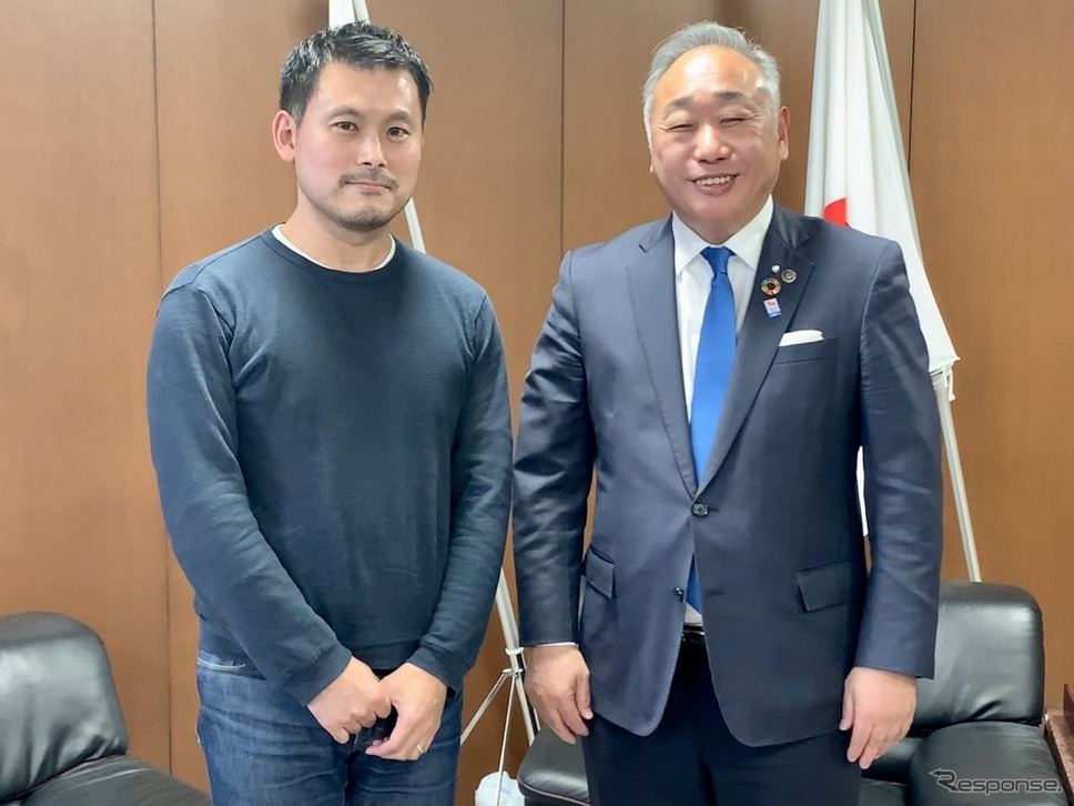 筆者（左）と竹内千尋・志摩市長《撮影 坂本貴史》