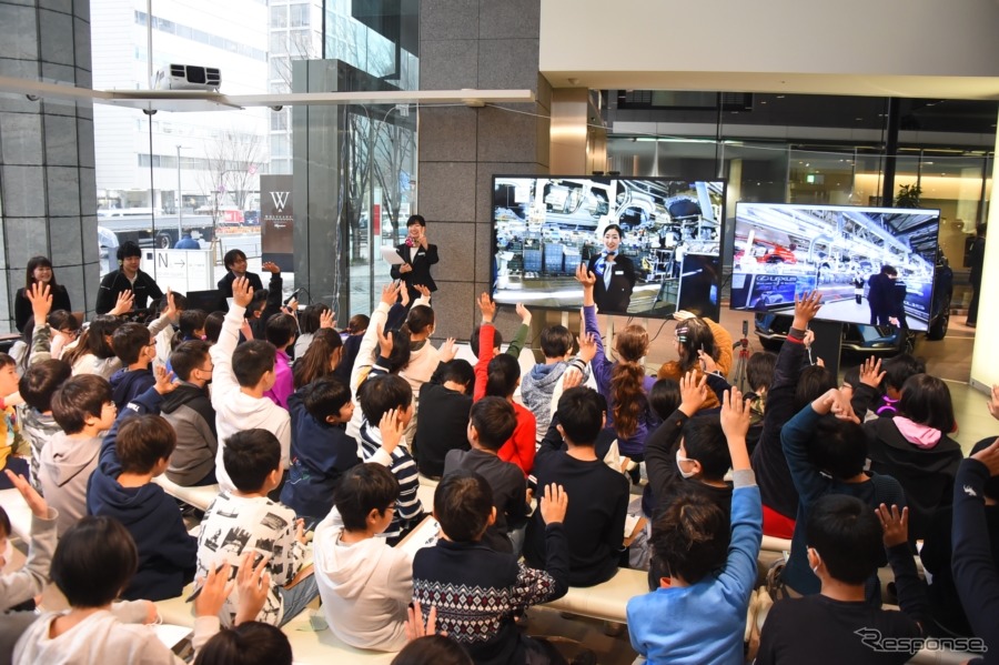 小学生を招いて「レクサス青山で九州の工場見学」が実施された。《写真提供 レクサス》