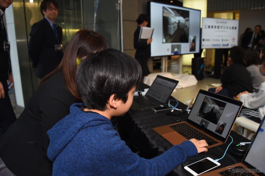 工場見学で見たい場所もこちらで操作可能。参加者の小学生も、この操作体験も行った。《写真提供 レクサス》