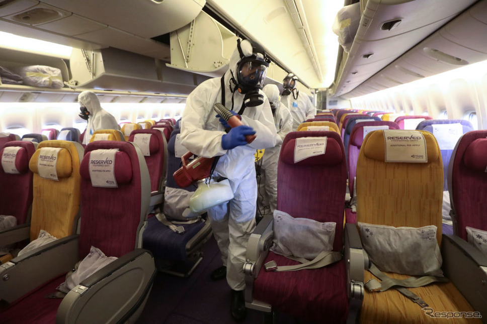 飛行機内を消毒するタイ国際航空。《photo (c) Getty Images》