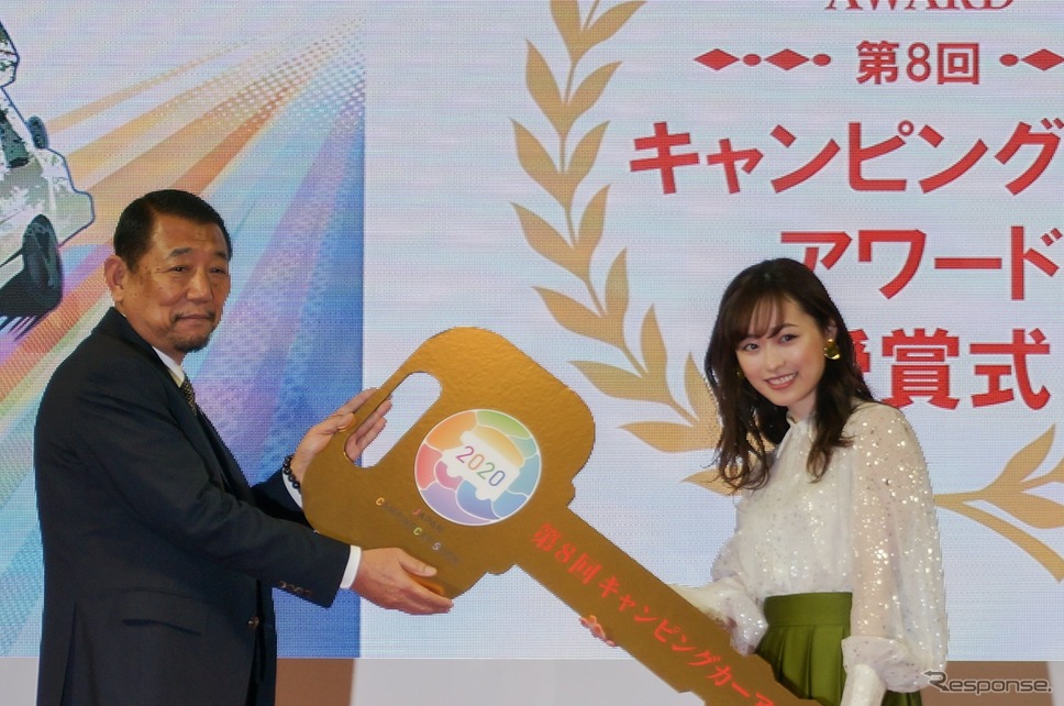 日本RV協会 会長 降旗貴史と女優 福原遥《撮影 滑川寛》