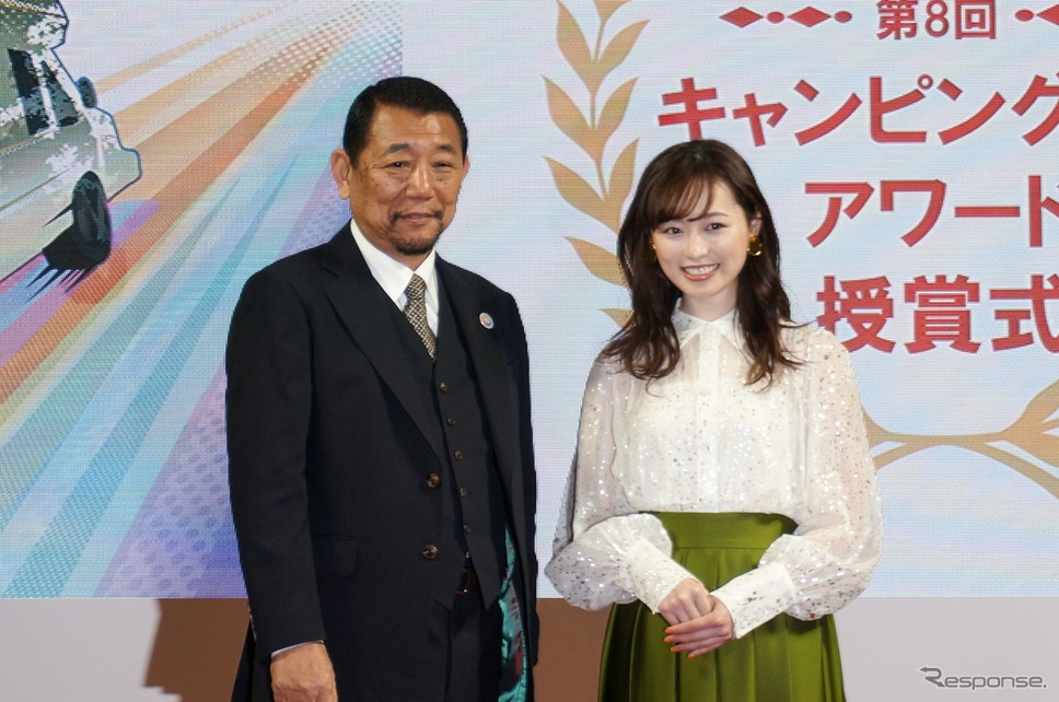 日本RV協会 会長 降旗貴史と女優 福原遥《撮影 滑川寛》