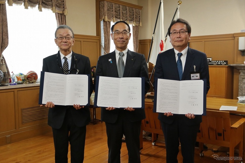 左から、三菱自動車の印藤啓孝執行役員、埼玉県の大野元裕知事、東日本三菱自動車販売の長田昭夫社長《画像：三菱自動車》