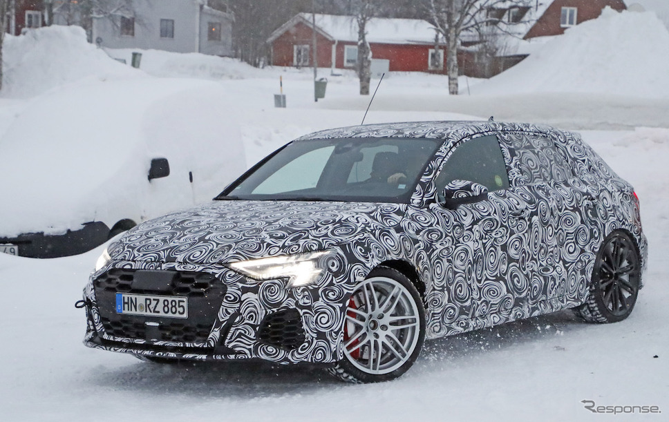 アウディ RS3スポーツバック 次期型プロトタイプ(スクープ写真)《APOLLO NEWS SERVICE》
