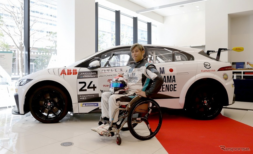 青木拓磨選手とジャガー I-PACE eトロフィ《画像:ジャガー・ランドローバー・ジャパン》