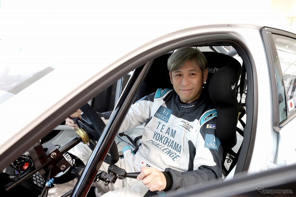 青木拓磨選手とジャガー I-PACE eトロフィ《画像:ジャガー・ランドローバー・ジャパン》