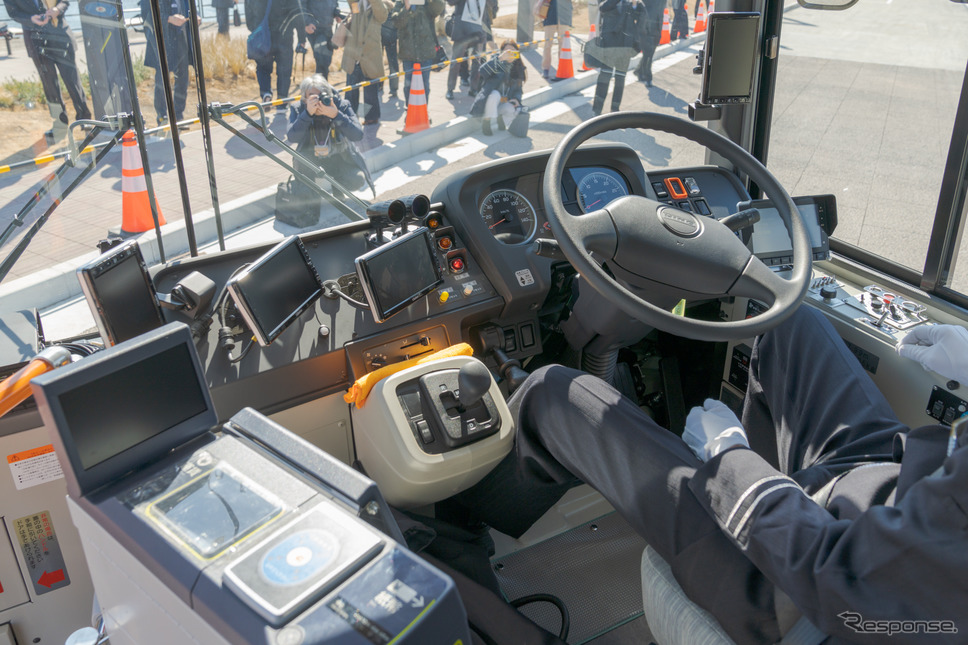 運転席にはモニターが用意され、後方視界の映像が映し出される。《撮影 関口敬文》