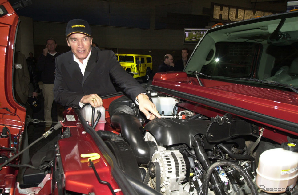 ハマーH2とアーノルド・シュワルツェネッガー(2002年)《photo (c) Getty Images》