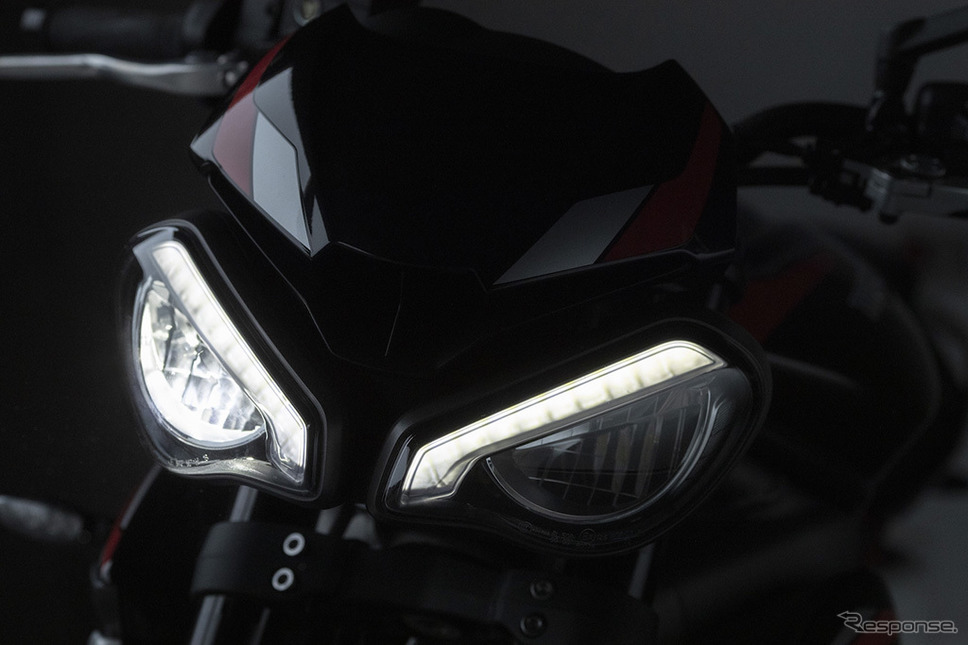 特徴的な新型ツインLEDヘッドライト《画像:トライアンフモーターサイクルズジャパン》