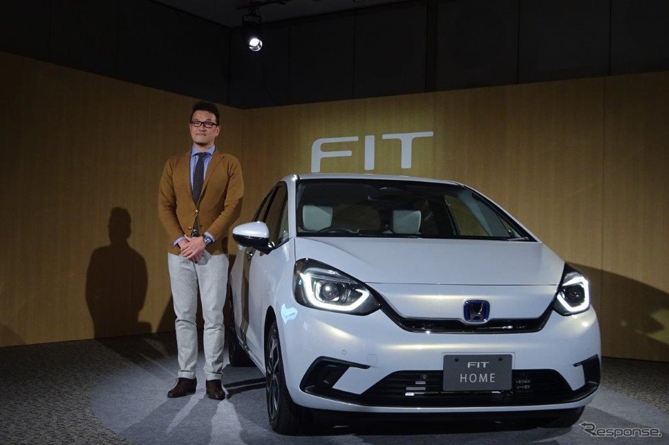 ホンダ・フィット新型(HOME)と開発責任者の田中健樹・本田技術研究所主任研究員《撮影 池原照雄》