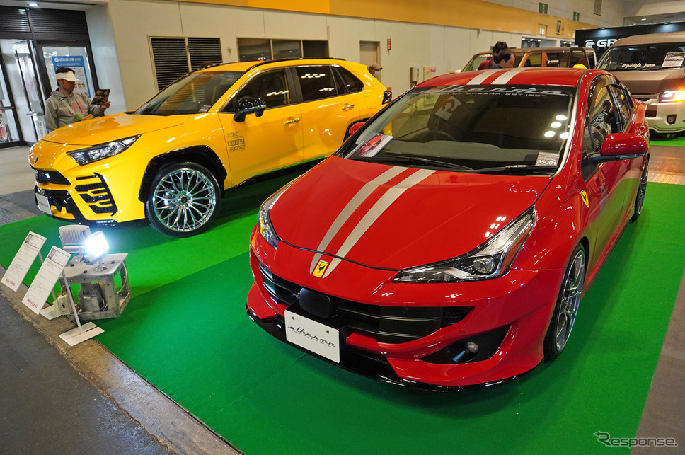 「大阪オートメッセ2020」に展示されたランボルギーニ風のトヨタRAV4と、フェラーリ風のプリウス《撮影 宮崎壮人》