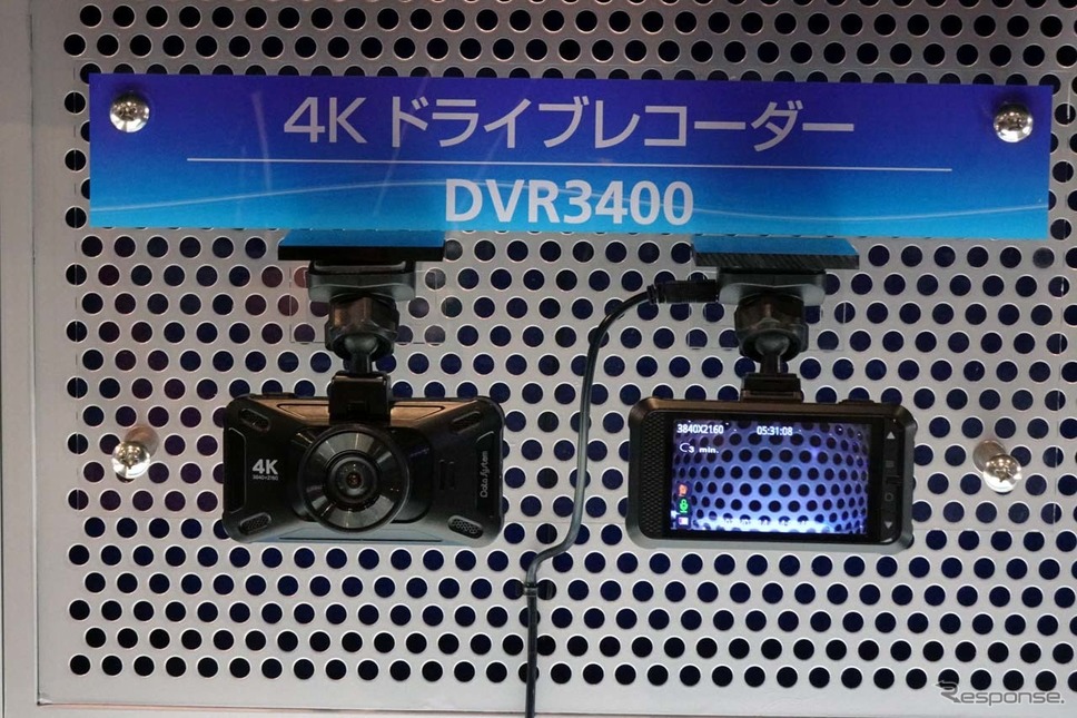 フルハイビジョンの4倍の高精細記録ができる4K対応ドライブレコーダー(DVR3400)が出展された。発売日は未定