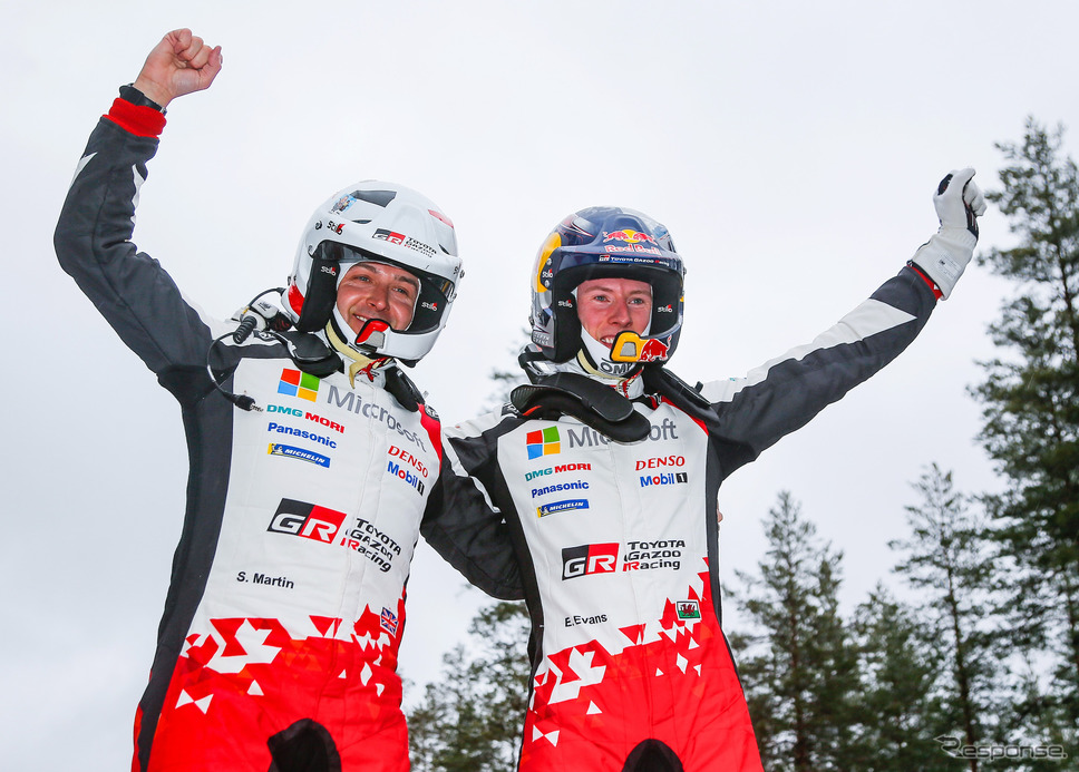 優勝したトヨタの#33 エバンス(右)と、彼のコ・ドライバーであるマーティン(左)。《写真提供 TOYOTA》