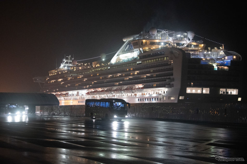 横浜港に停泊中のクルーズ船から下船して帰国するアメリカ人乗客。《photo (c) Getty Images》