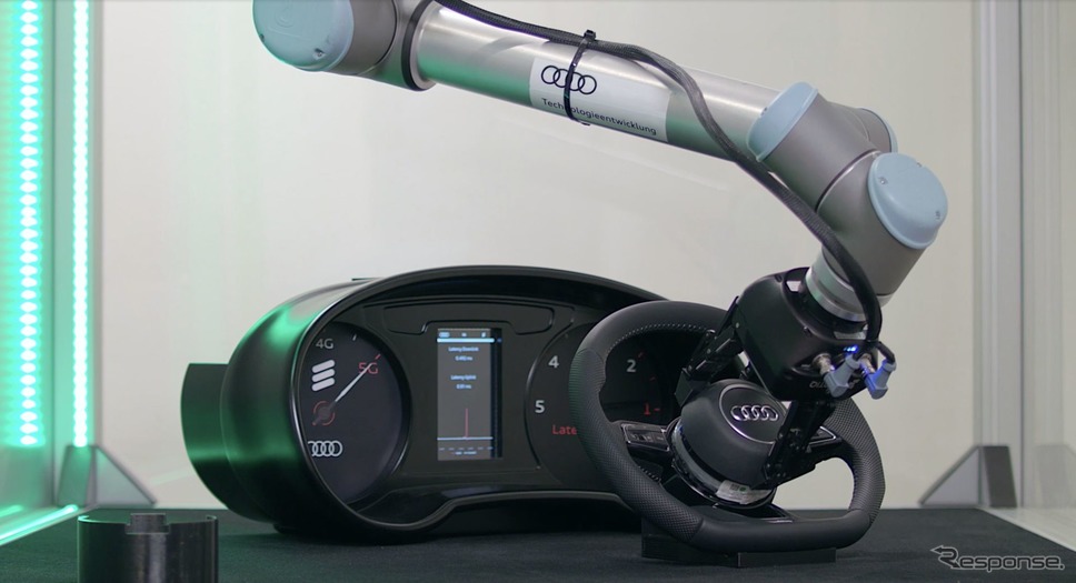 5G通信で動くロボットがエアバッグモジュールをアウディ車のステアリングホイールに取り付け《photo by Audi》