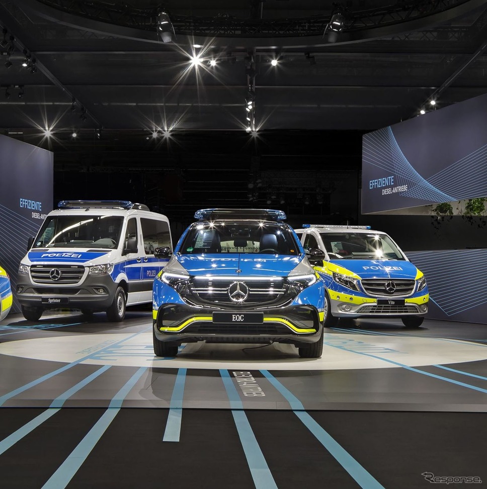 メルセデスベンツ EQC のポリスカー仕様(中央)《photo by Mercedes-Benz》