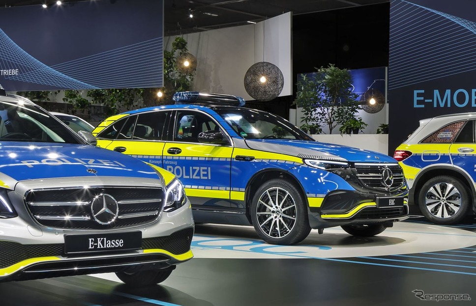 メルセデスベンツ EQC のポリスカー仕様(中央)《photo by Mercedes-Benz》