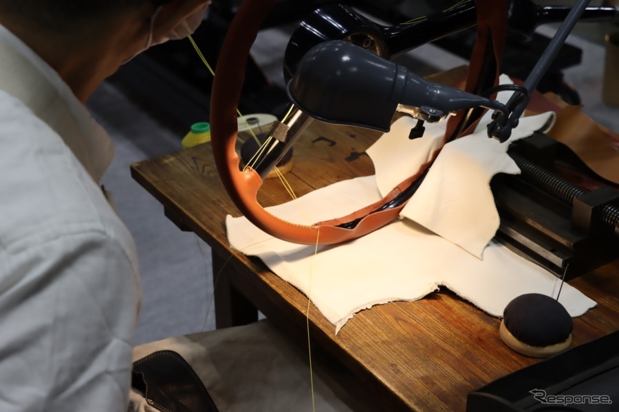 ワクイミュージアムではステアリングの革巻き工程の実演を会場で行っていた。細やかな手作業は日本人には得意とするところであり、素材の革の見立ても、オリジナルに勝るとも劣らない厳格なものだ。《撮影 中込健太郎》