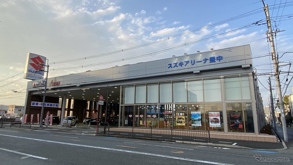 スズキアリーナ豊中の店頭は大きな道路に面している。