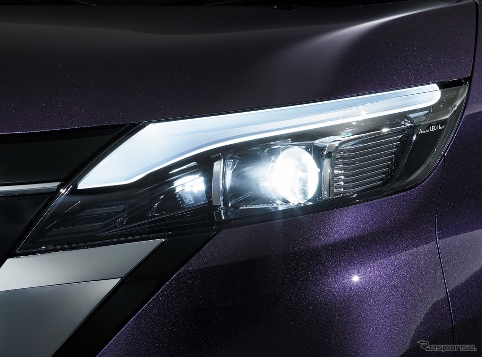 アダプティブLEDヘッドライトシステム (アクセントランプ付) 点灯時《画像 日産自動車》