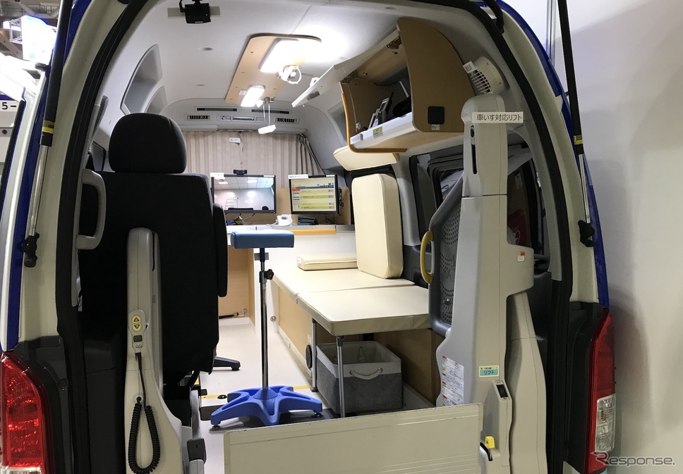 車内のようす。車椅子の患者にも対応できる。《撮影 岩貞るみこ》