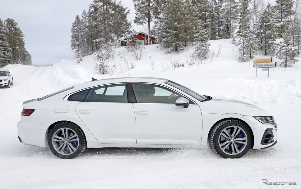 VW アルテオンR プロトタイプ(スクープ写真)《APOLLO NEWS SERVICE》